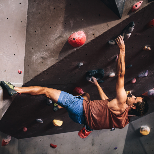 Beginner bouldering class in Berlin gym